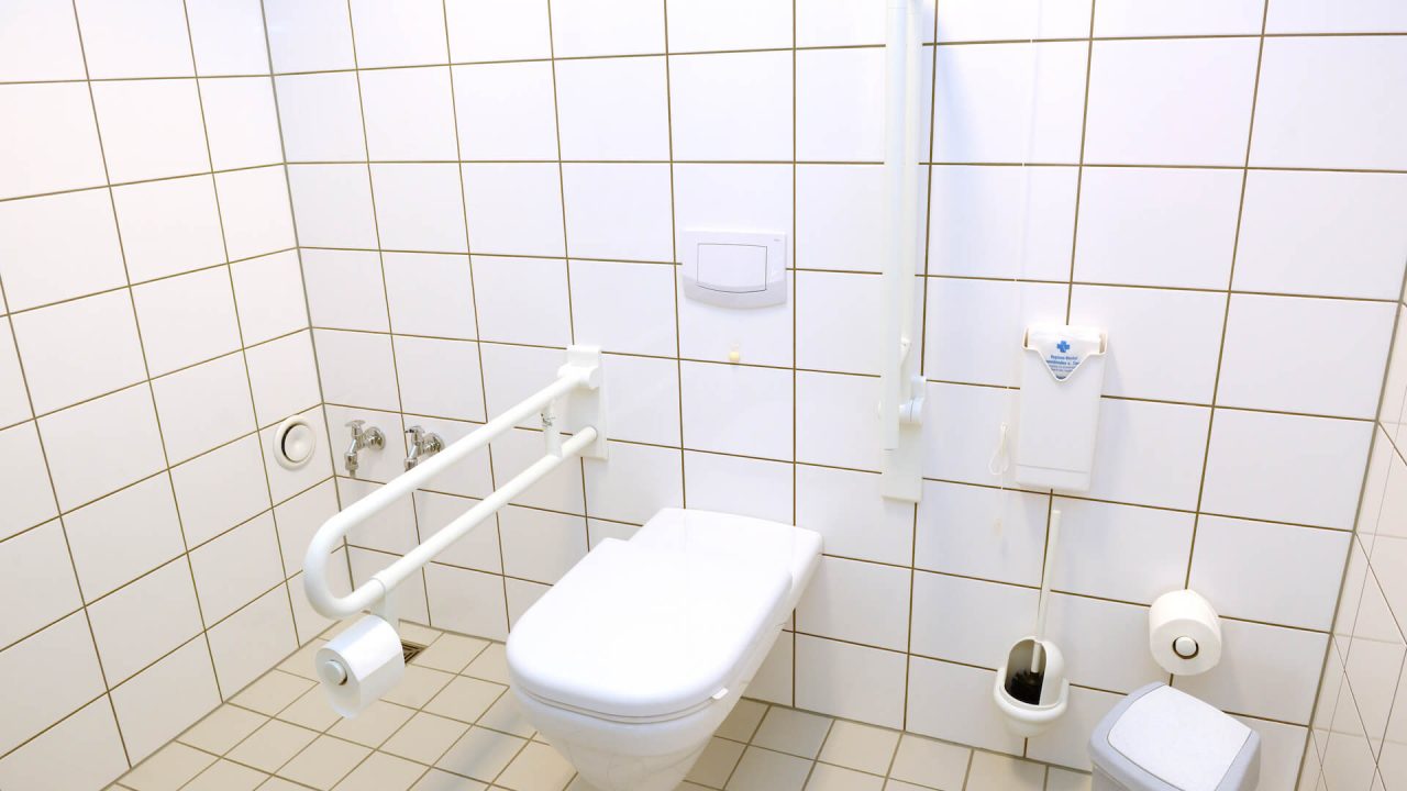 Schaffung eines Behinderten-WC nach DIN 18040-1